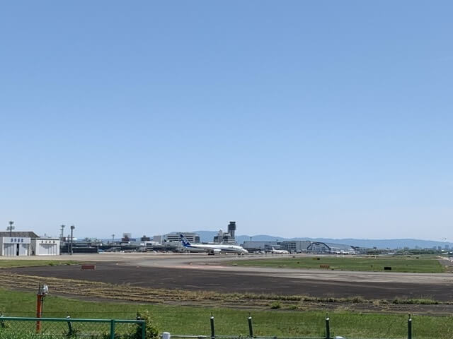 猪名川の堤防 大阪国際空港(伊丹空港)