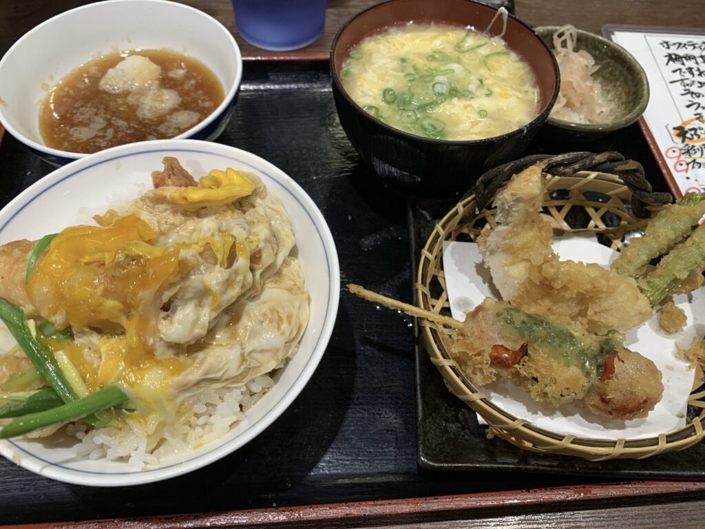 天ぷら大吉でオススメの「おすすめ＆小天丼セット」 卵の味噌汁